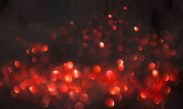 Bulanık görüntü kırmızı ışıklar festivaller ve kutlamalar için arka planda odaklanma kaybı. - Fotoğraf, Görsel