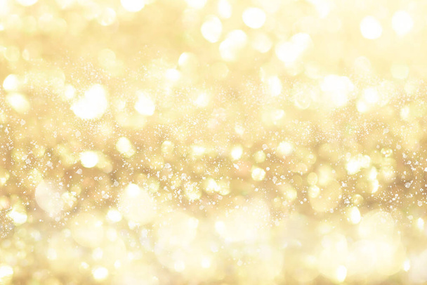 Arany fény Ünnepi karácsonyi háttér. Absztrakt csillogó fényes háttér bokeh disocused arany fények - Fotó, kép