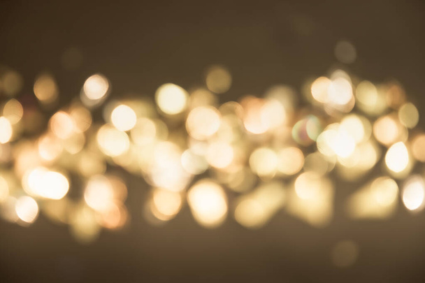 Zlaté světlo Slavnostní vánoční pozadí. Abstraktní třpytivé jasné pozadí s bokeh rozostřené zlatá světla - Fotografie, Obrázek