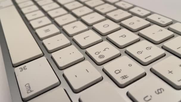 Клавіатура крупним планом на білому тлі
 - Кадри, відео