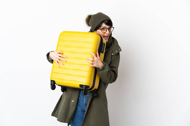 短い髪を持つ女性は旅行スーツケースと休暇中に白い背景に隔離され、驚き - 写真・画像