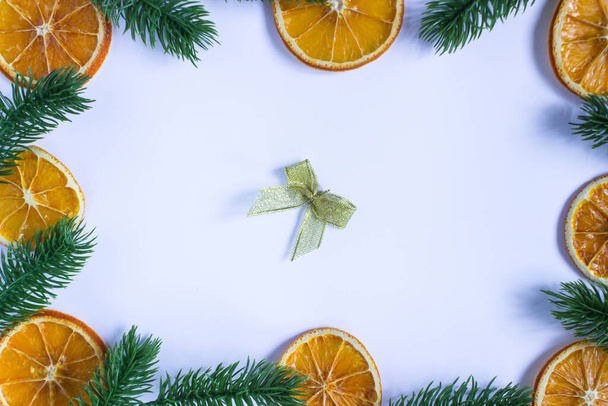 Joulu valkoinen tausta paikka tekstiä, kuusen oksat reunoilla ja kuivattuja appelsiineja - Valokuva, kuva