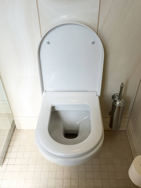 Image en gros plan de cuvette de toilette, toilettes blanches dans la salle de bain. - Photo, image