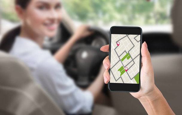Smartphone de mano femenina con aplicación de navegación en el coche - Foto, imagen