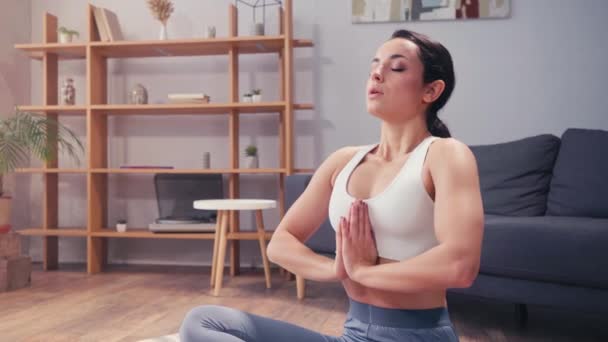 Fiatal nő lélegzik, miközben otthon meditál  - Felvétel, videó