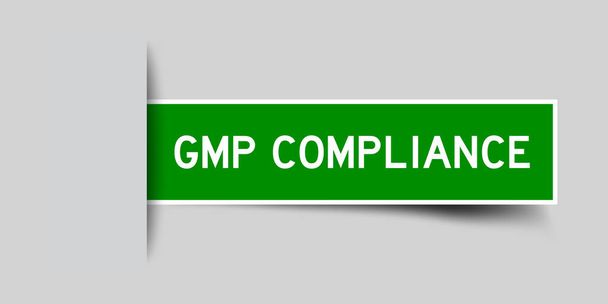 Etiqueta adhesiva de color verde insertada con palabra GMP (Abreviatura buenas prácticas de fabricación) cumplimiento sobre fondo gris - Vector, Imagen