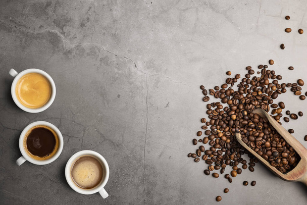 Různé šálky kávy vrchní pohled s fazolemi na kamenném stole - Fotografie, Obrázek