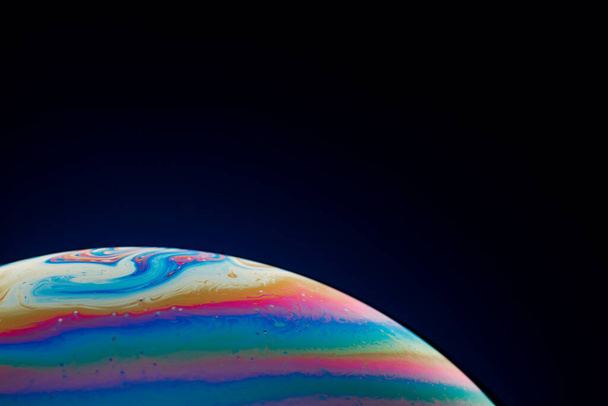 Половина мыльного пузыря, абстрактный полукруговой фон. Модель космоса или планет. - Фото, изображение