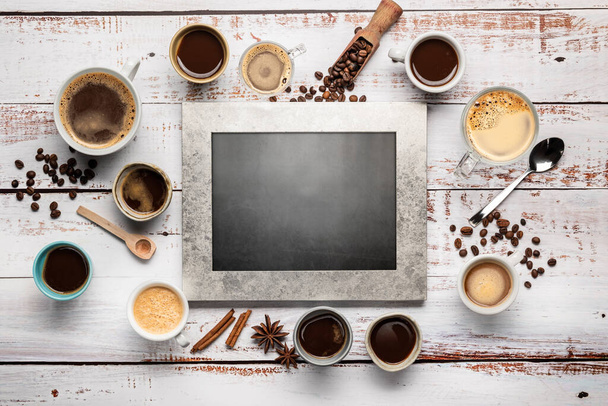 Горизонтальный вид сверху композиция с различными чашки кофе и рамка для копирования пространства - Фото, изображение
