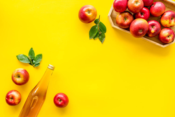 Top view of apple cider or vinegar - bottle with ripe fruits and leaves - Foto, Imagem