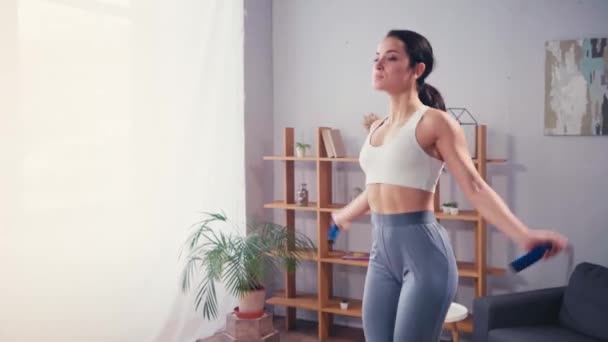 家でロープをスキップしてスポーツ女性の訓練  - 映像、動画