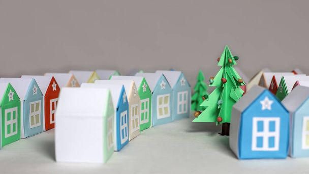 Ημερολόγιο Οριγκάμι. Μικρογραφία με χριστουγεννιάτικο δέντρο και χάρτινα σπίτια. Απομονωμένα σε γκρι φόντο, εποχιακή δραστηριότητα σκαφών με παιδιά - Φωτογραφία, εικόνα