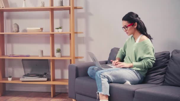 Estudante em óculos usando laptop durante e-learning em casa  - Filmagem, Vídeo