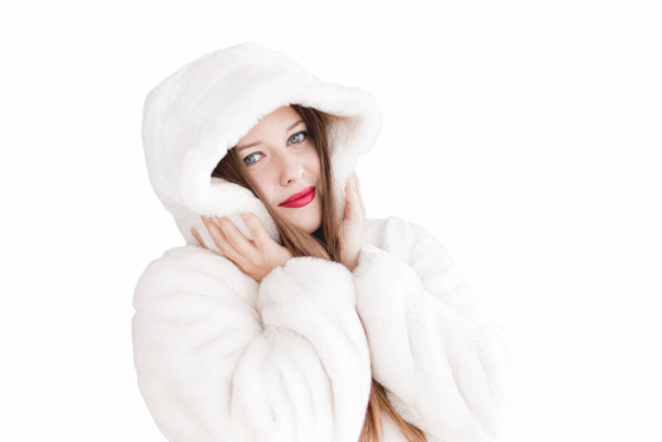 Giovane donna in soffice pelliccia con cappuccio avvolgente, caldo abbigliamento invernale per la moda e le vacanze di Natale - Foto, immagini