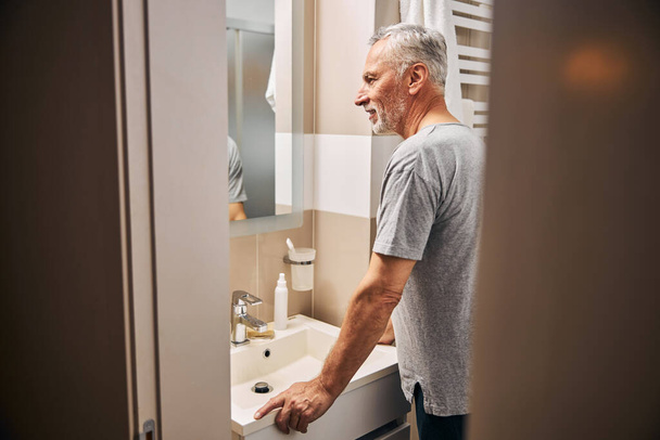 Senior citizen preparing to do his morning bathroom routine - Foto, Bild