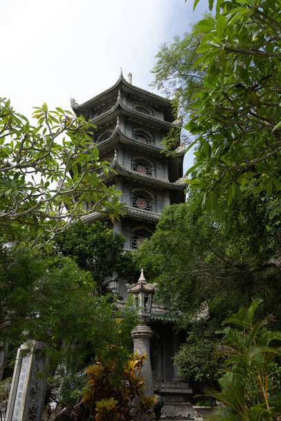 A vertical shot of the Pagoda temple, Marble mountains, Vietnam - Foto, imagen