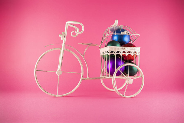 A closeup shot of a metal bicycle with Christmas toys in it - Foto, afbeelding