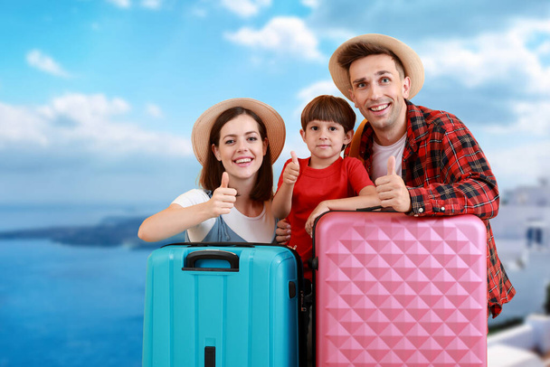 Familia feliz con el equipaje en el complejo marítimo - Foto, Imagen