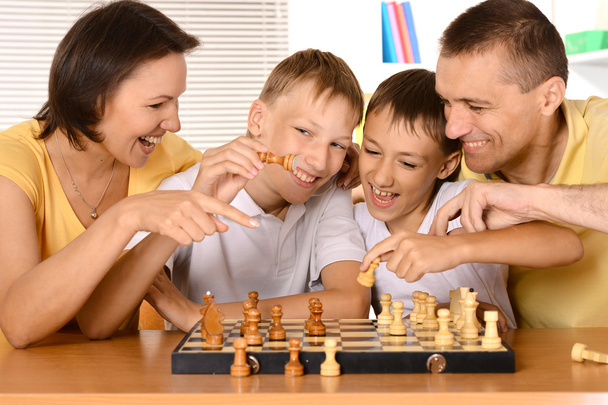 Family at the chess - 写真・画像