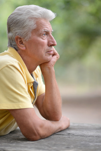 Senior man in summer - Foto, afbeelding