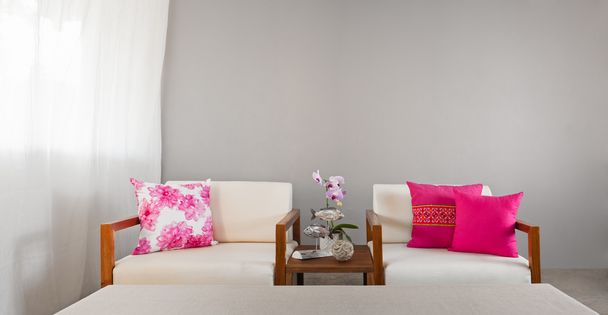 fényes sofa seat szürke, világos környezetben - Fotó, kép