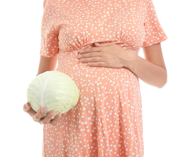 Gyönyörű terhes nő friss káposzta fehér háttér - Fotó, kép