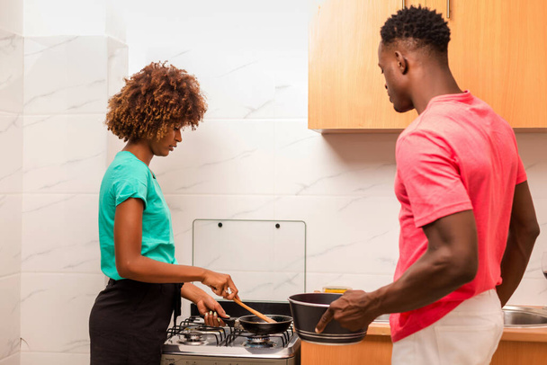 Pareja afroamericana negra preparando comida en la cocina - Foto, Imagen