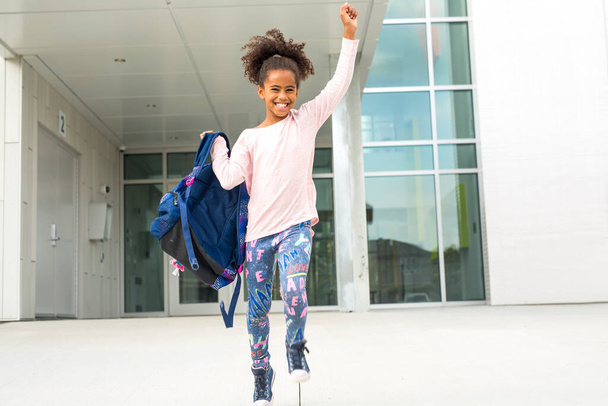 fröhliche afrikanisch-amerikanische Grundschülerin mit Rucksack - Foto, Bild