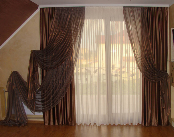          lambrequín con cortinas en el interior de la habitación                       - Foto, Imagen