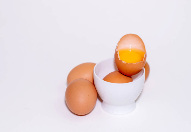 Ovos de galinha frescos e gema de ovo na casca no fundo branco isolador. - Foto, Imagem