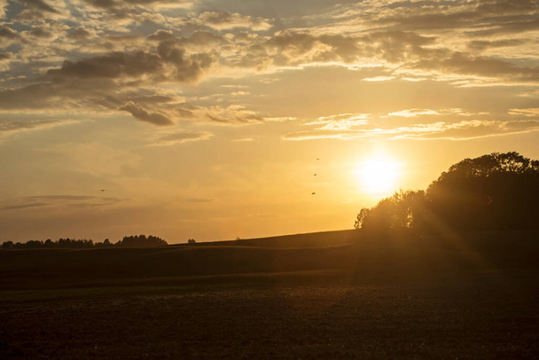 Coucher de soleil sur les champs. Paysage agricole en Lituanie orientale
. - Photo, image