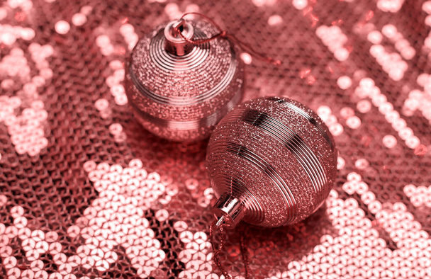 Joulu vaaleanpunainen pallot kiiltävä tausta - Valokuva, kuva