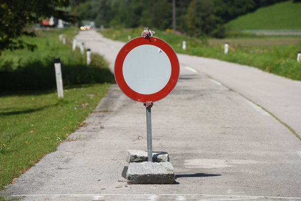 zákaz jízdy silniční zpěv, červený kruh s bílou výplní - Fotografie, Obrázek