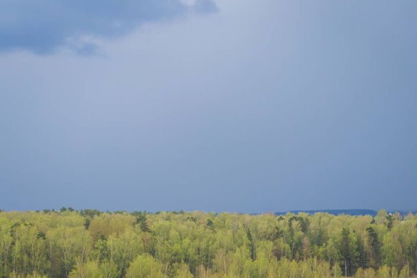 Nubes de tormenta pesada azul oscuro antes de una tormenta o huracán. Nubes dramáticas con un clima nublado. Paisaje nublado. - Foto, imagen