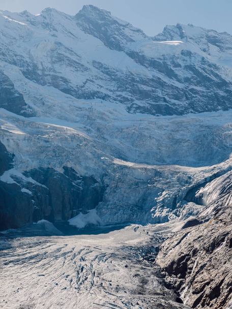 ロッキー山脈と氷河。ドンベイの山と氷の氷河のピーク - 写真・画像