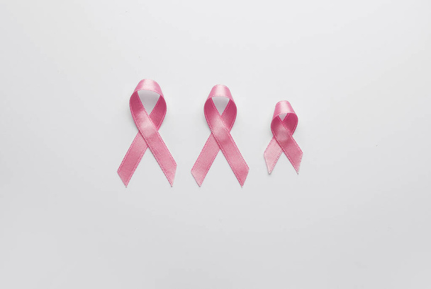 Roze linten op witte achtergrond. Bewustmakingsconcept borstkanker - Foto, afbeelding
