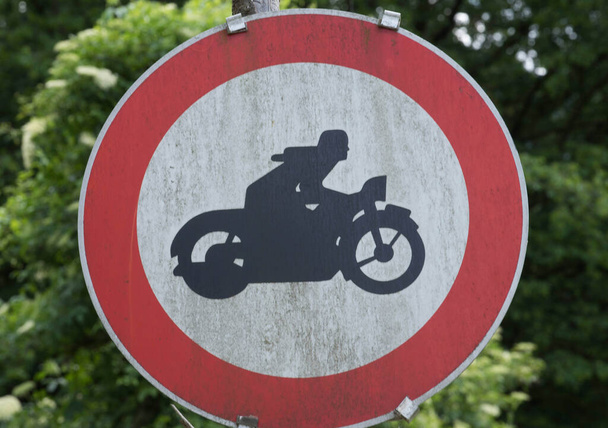 запрет на мотоциклы дорожного пения, красный круг с пиктограммой и белой начинкой - Фото, изображение