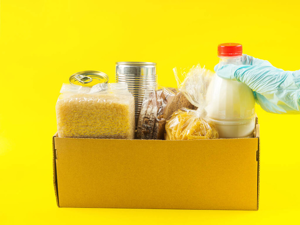 Concepto seguro de entrega de alimentos sobre fondo amarillo - Foto, Imagen