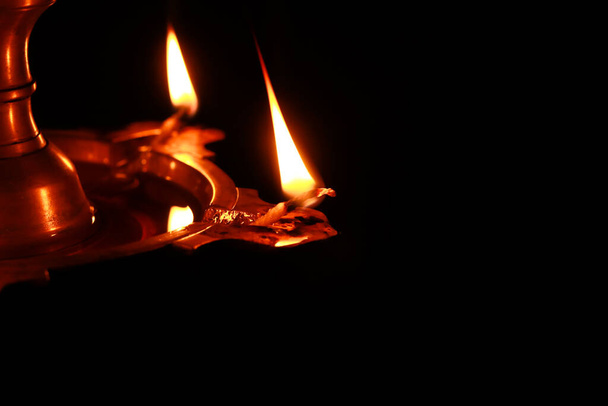 Зажженные свечи для фестиваля Дивали, фестиваль огней в Индии, избирательный фокус - Фото, изображение