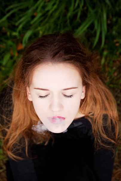 retrato fumar menina no outono - Foto, Imagem