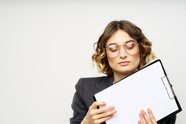 Femme d'affaires avec un dossier de documents sur un fond clair vue recadrée et costume chemise - Photo, image
