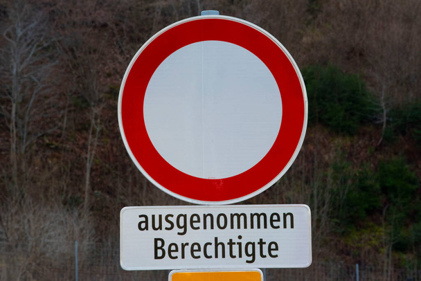 zákaz jízdy silniční zpěv, červený kruh s bílou výplní - Fotografie, Obrázek