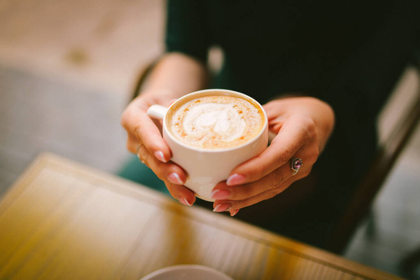 A csésze kávé a nők kezében.Ladys kezét tartó csésze sth szív alakú. Kiváló minőségű fénykép - Fotó, kép