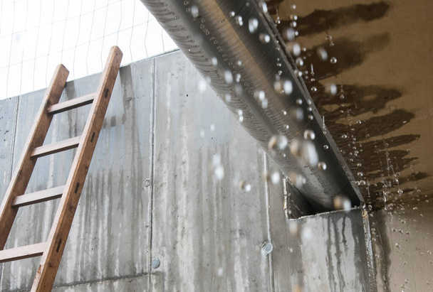 gocce di pioggia in una giornata piovosa, condizioni meteorologiche umide e umide - Foto, immagini