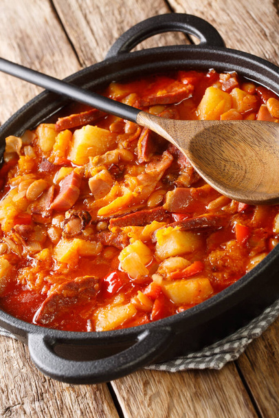 Locro is een dikke en voedende stoofpot die is ontstaan in Zuid-Amerika close-up in een pot op de tafel. Vertica - Foto, afbeelding