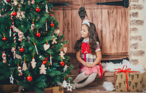 Mädchen mit Weihnachtsbaum und Geschenken - Foto, Bild