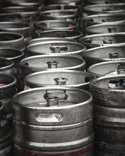 barriles de cerveza alineados fuera de un pub - Foto, Imagen