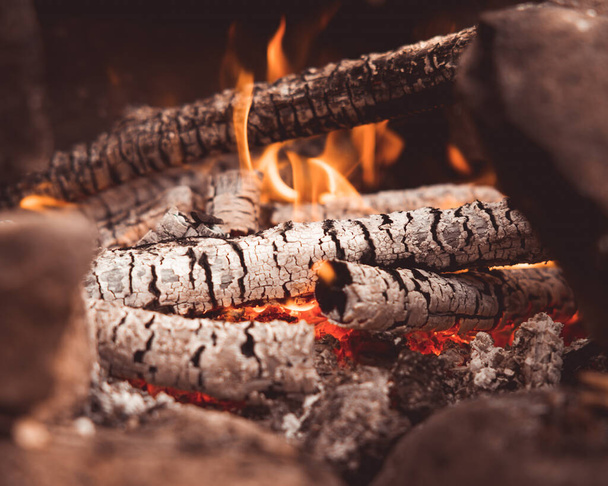 Fuego hoyo fondo llamas y fuego en primer plano  - Foto, Imagen