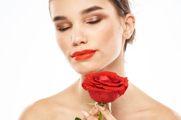 美しいです女性とともに赤いバラ近く顔化粧裸肩肖像画 - 写真・画像
