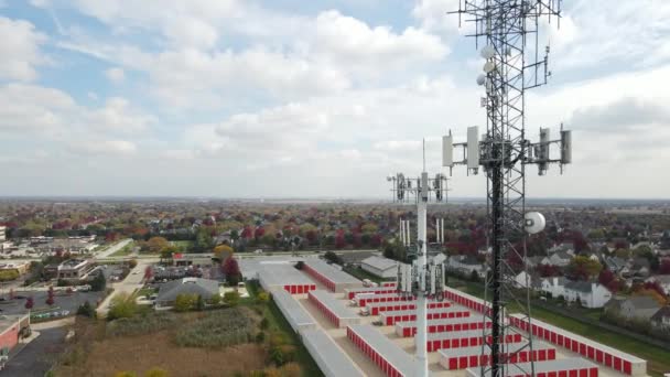 Vista aérea de la torre de datos móvil móvil móvil celular para red móvil. Barrio suburbano americano - Imágenes, Vídeo